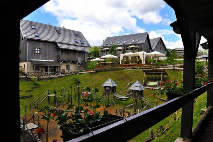 Plitvice: Οι ανεπανάλητες λίμνες της Κροατίας Plitvice: Οι ανεπανάλητες λίμνες της Κροατίας