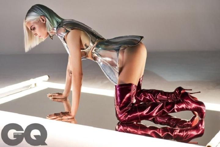 Η Cara Delevingne νιώθει εξωγήινη στην τοποθεσία GQ Magazine 