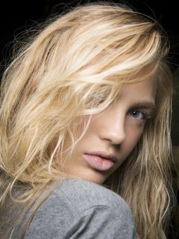 Τα highlights είναι το βασικό συστατικό για υπέροχα ξανθά μαλλιά