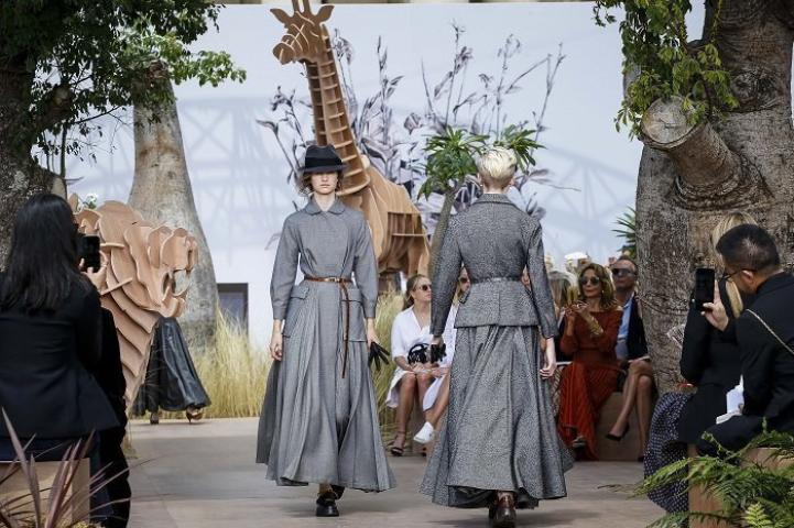 Paris Haute Couture: Ο οίκος Dior παρουσίασε το χρώμα της νέας σεζόν