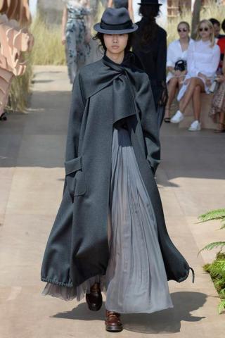 Paris Haute Couture: Ο οίκος Dior παρουσίασε το χρώμα της νέας σεζόν