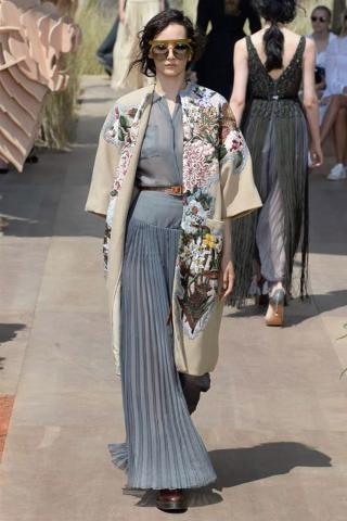 Paris Haute Couture: Ο οίκος Dior παρουσίασε το χρώμα της νέας σεζόν