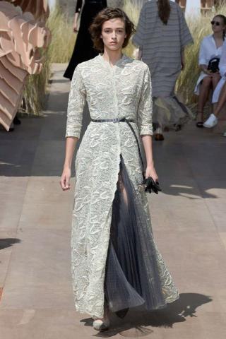 Paris Haute Couture: Ο οίκος Dior παρουσίασε το χρώμα της νέας σεζόν