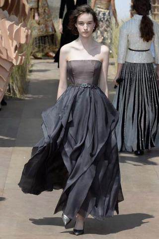 Paris Haute Couture: Ο οίκος Dior παρουσίασε το χρώμα της νέας σεζόν