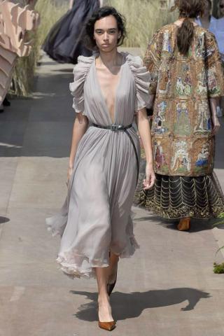 Paris Haute Couture: Ο οίκος Dior παρουσίασε το χρώμα της νέας σεζόν