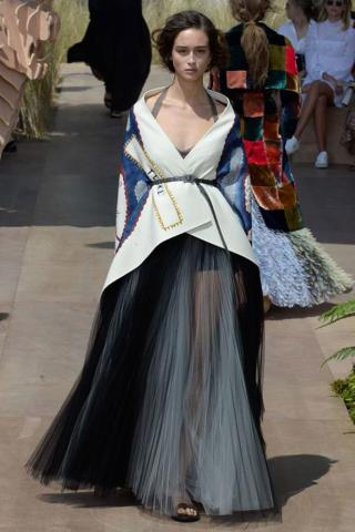 Paris Haute Couture: Ο οίκος Dior παρουσίασε το χρώμα της νέας σεζόν