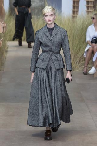 Paris Haute Couture: Ο οίκος Dior παρουσίασε το χρώμα της νέας σεζόν