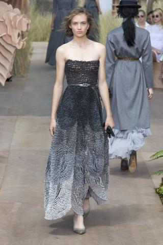 Paris Haute Couture: Ο οίκος Dior παρουσίασε το χρώμα της νέας σεζόν