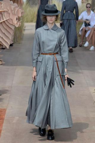 Paris Haute Couture: Ο οίκος Dior παρουσίασε το χρώμα της νέας σεζόν