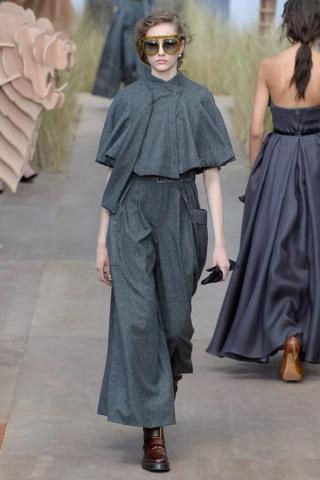 Paris Haute Couture: Ο οίκος Dior παρουσίασε το χρώμα της νέας σεζόν