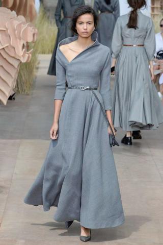 Paris Haute Couture: Ο οίκος Dior παρουσίασε το χρώμα της νέας σεζόν