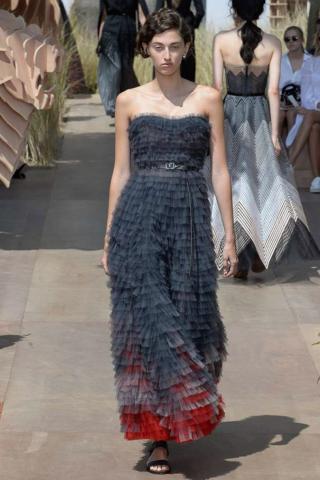 Paris Haute Couture: Ο οίκος Dior παρουσίασε το χρώμα της νέας σεζόν