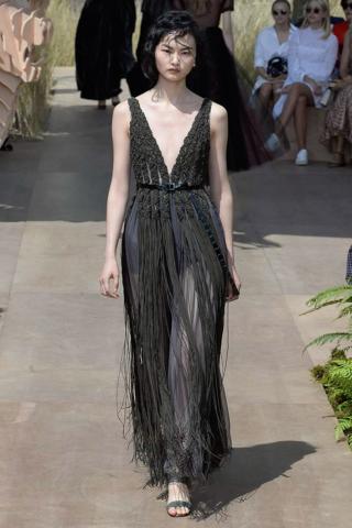 Paris Haute Couture: Ο οίκος Dior παρουσίασε το χρώμα της νέας σεζόν