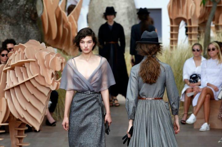 Paris Haute Couture: Ο οίκος Dior παρουσίασε το χρώμα της νέας σεζόν