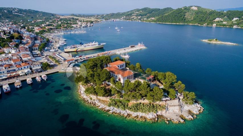 Σκιάθος: Το κοσμοπολίτικο νησί των Σποράδων Σκιάθος: Το κοσμοπολίτικο νησί των Σποράδων