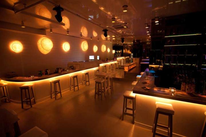 Σκιάθος: Το κοσμοπολίτικο νησί των Σποράδων Σκιάθος: Το κοσμοπολίτικο νησί των Σποράδων