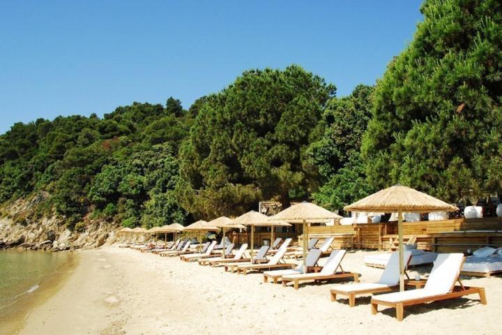 Σκιάθος: Το κοσμοπολίτικο νησί των Σποράδων Σκιάθος: Το κοσμοπολίτικο νησί των Σποράδων