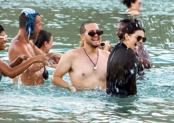 Bella Hadid και Kendall Jenner βάζουν φωτιά στη Μύκονο