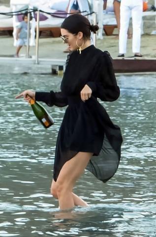 Bella Hadid και Kendall Jenner βάζουν φωτιά στη Μύκονο