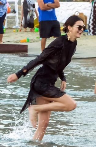 Bella Hadid και Kendall Jenner βάζουν φωτιά στη Μύκονο