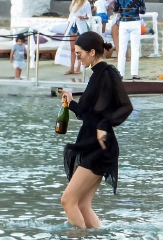 Bella Hadid και Kendall Jenner βάζουν φωτιά στη Μύκονο