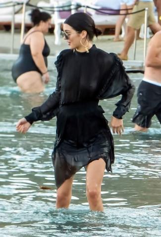 Bella Hadid και Kendall Jenner βάζουν φωτιά στη Μύκονο