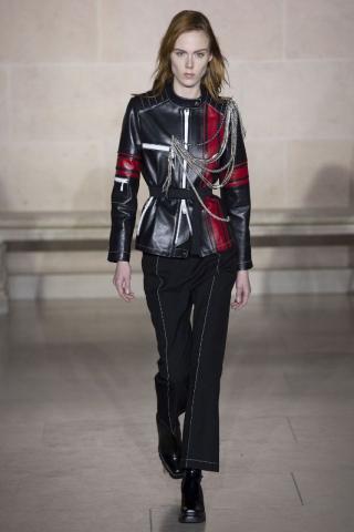 Louis Vuitton Autumn/Winter 2017: Το catwalk μέσα στο Λούβρο Louis Vuitton Autumn/Winter 2017: Το catwalk μέσα στο Λούβρο