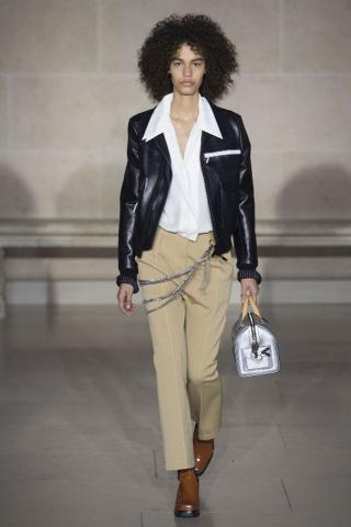 Louis Vuitton Autumn/Winter 2017: Το catwalk μέσα στο Λούβρο Louis Vuitton Autumn/Winter 2017: Το catwalk μέσα στο Λούβρο