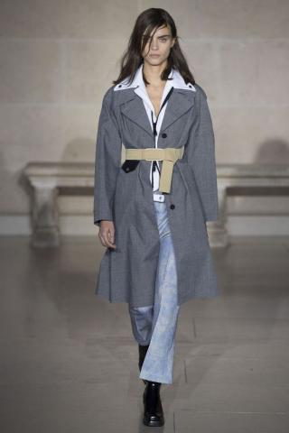 Louis Vuitton Autumn/Winter 2017: Το catwalk μέσα στο Λούβρο Louis Vuitton Autumn/Winter 2017: Το catwalk μέσα στο Λούβρο