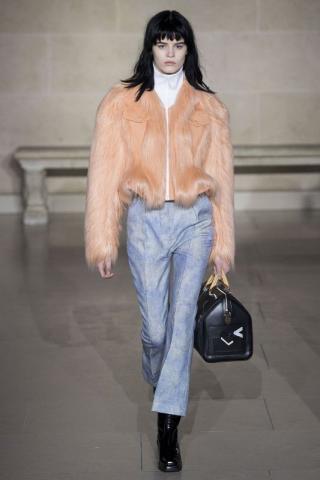 Louis Vuitton Autumn/Winter 2017: Το catwalk μέσα στο Λούβρο Louis Vuitton Autumn/Winter 2017: Το catwalk μέσα στο Λούβρο