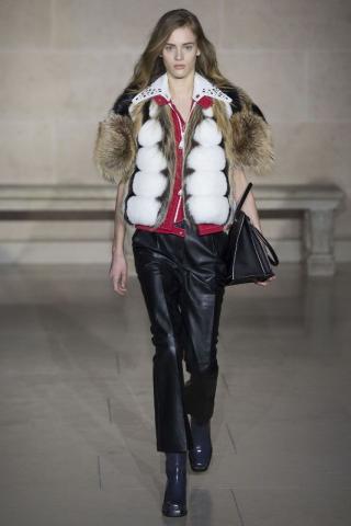 Louis Vuitton Autumn/Winter 2017: Το catwalk μέσα στο Λούβρο Louis Vuitton Autumn/Winter 2017: Το catwalk μέσα στο Λούβρο