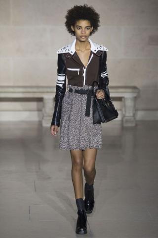 Louis Vuitton Autumn/Winter 2017: Το catwalk μέσα στο Λούβρο Louis Vuitton Autumn/Winter 2017: Το catwalk μέσα στο Λούβρο