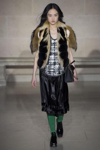 Louis Vuitton Autumn/Winter 2017: Το catwalk μέσα στο Λούβρο Louis Vuitton Autumn/Winter 2017: Το catwalk μέσα στο Λούβρο