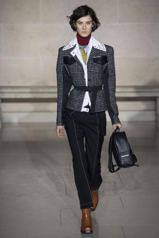 Louis Vuitton Autumn/Winter 2017: Το catwalk μέσα στο Λούβρο Louis Vuitton Autumn/Winter 2017: Το catwalk μέσα στο Λούβρο