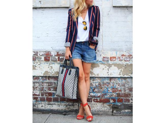 8 chic τρόποι να φορέσεις το λευκό μπλουζάκι