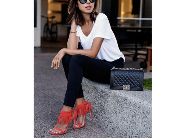 8 chic τρόποι να φορέσεις το λευκό μπλουζάκι