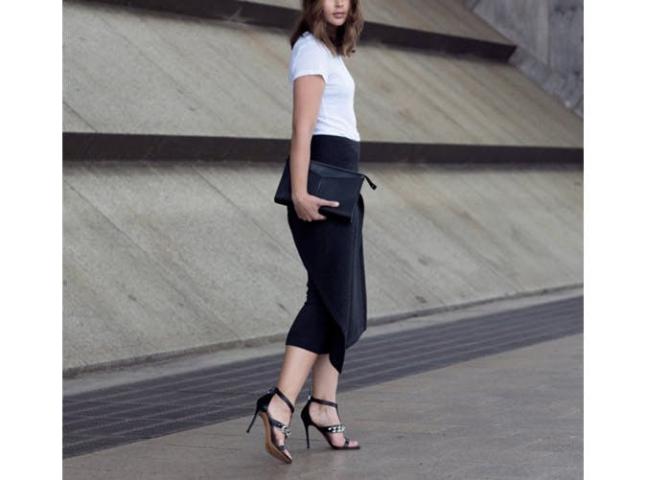 8 chic τρόποι να φορέσεις το λευκό μπλουζάκι