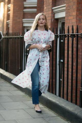 10 looks που θα σε πείσουν να φορέσεις το φόρεμα πάνω από το παντελόνι