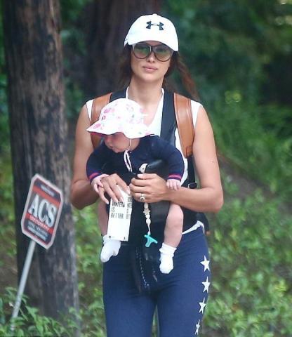 Meet Lea! Η Irina Shayk βολτάρει με τη μικρή της 