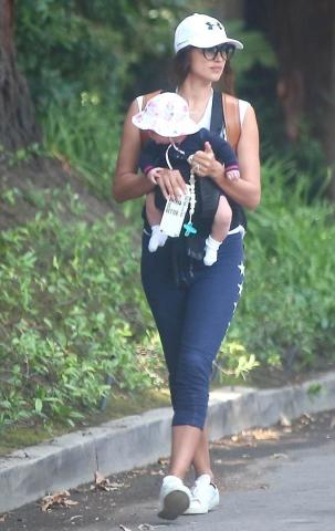 Meet Lea! Η Irina Shayk βολτάρει με τη μικρή της 