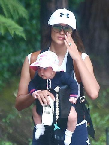 Meet Lea! Η Irina Shayk βολτάρει με τη μικρή της 