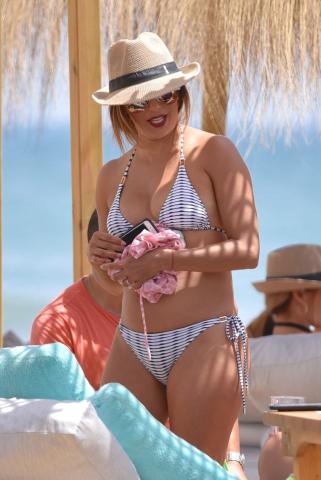 Η Eva Longoria στην παραλία με μπικίνι γίνεται ο ορισμός του juicy sexy