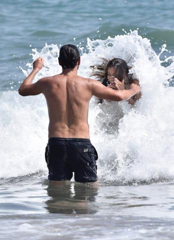 Η Eva Longoria στην παραλία με μπικίνι γίνεται ο ορισμός του juicy sexy