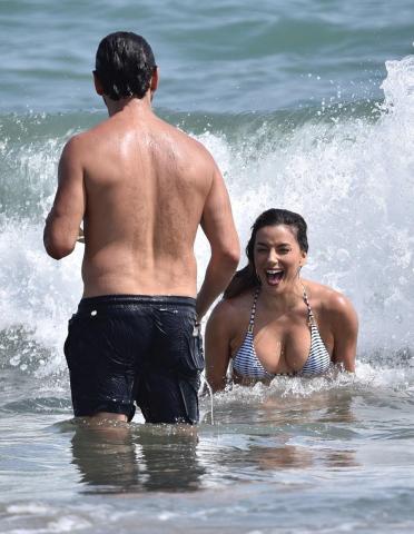 Η Eva Longoria στην παραλία με μπικίνι γίνεται ο ορισμός του juicy sexy