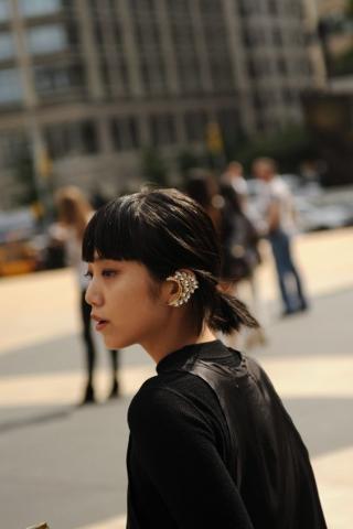 Πως θα φορέσεις τα statement σκουλαρίκια της Άνοιξης με στιλ