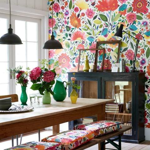Deco Inspo: Λουλουδάτες ταπετσαρίες γεμάτες χρώμα Deco Inspo: Λουλουδάτες ταπετσαρίες γεμάτες χρώμα
