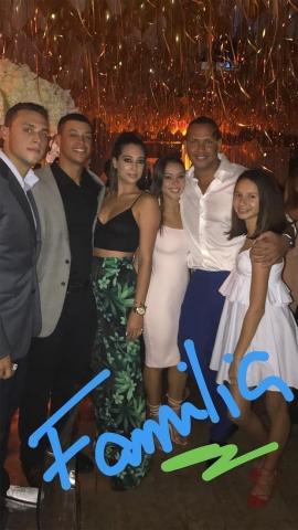 Η JLo σήμερα γίνεται 48. Ίσως δεν το πιστέψετε όταν δείτε τι φόρεσε στο πάρτυ της