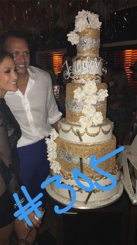 Η JLo σήμερα γίνεται 48. Ίσως δεν το πιστέψετε όταν δείτε τι φόρεσε στο πάρτυ της