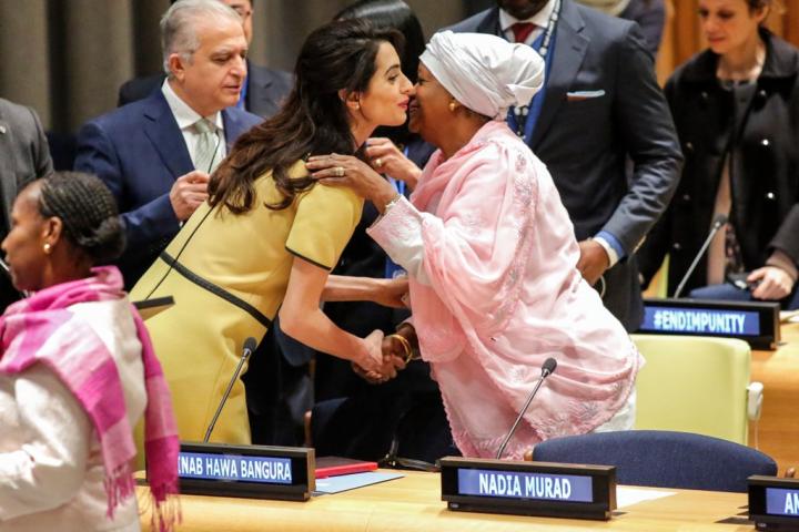 Amal Clooney: Pics από την φουσκωμένη κοιλίτσα της