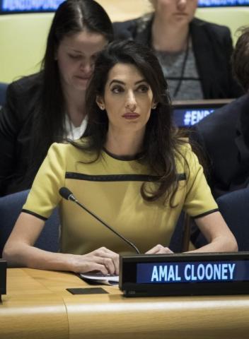 Amal Clooney: Pics από την φουσκωμένη κοιλίτσα της